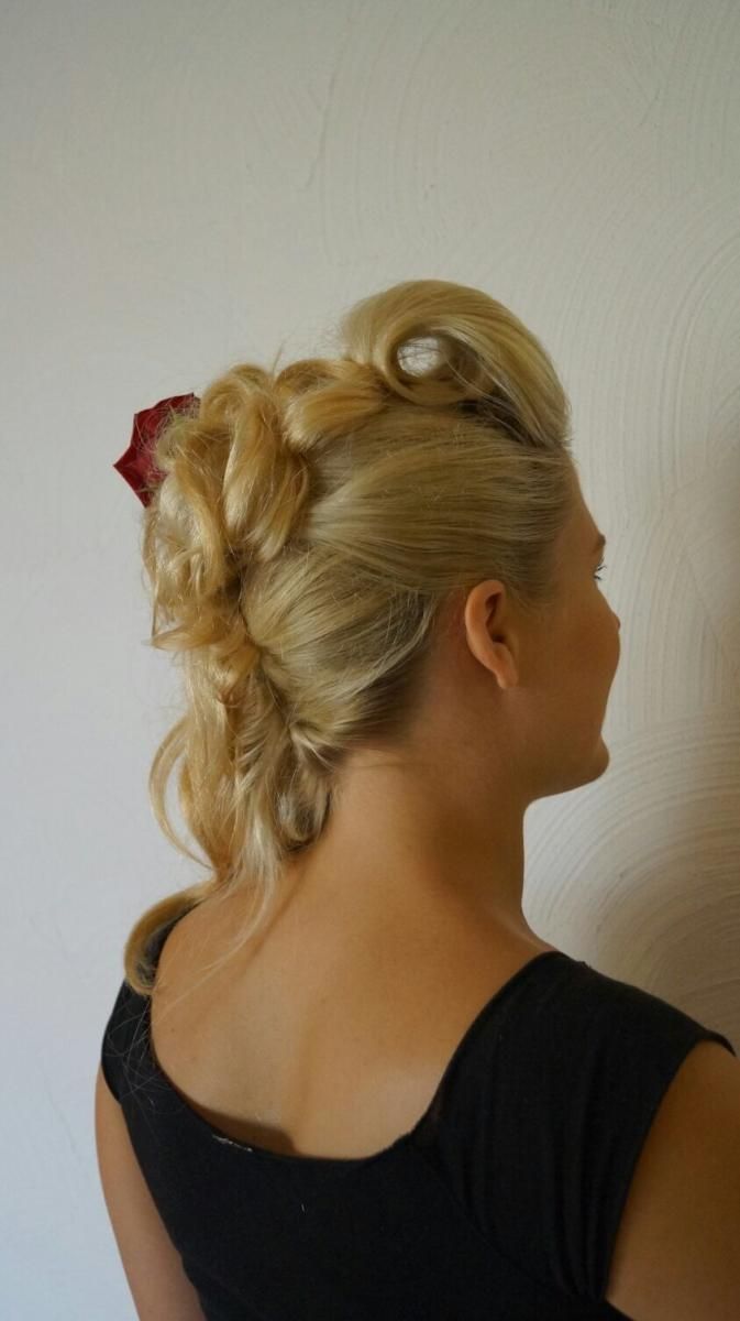 Frau mit Hochsteckfrisur