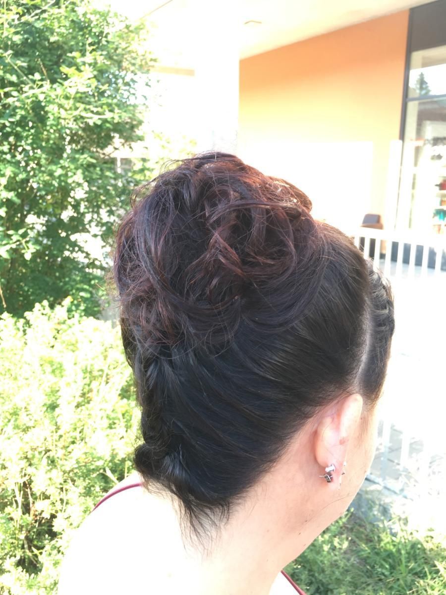 Frau mit Hochsteckfrisur