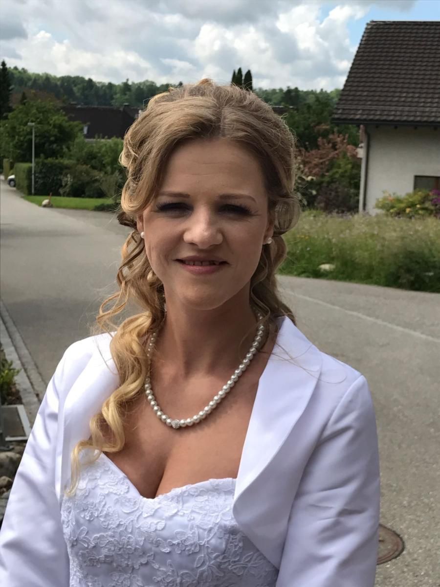 Frau mit Hochsteckfrisur