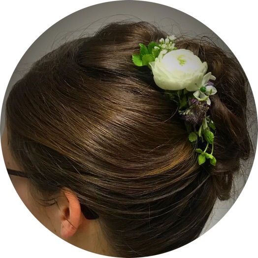 Frau mit Hochsteckfrisur