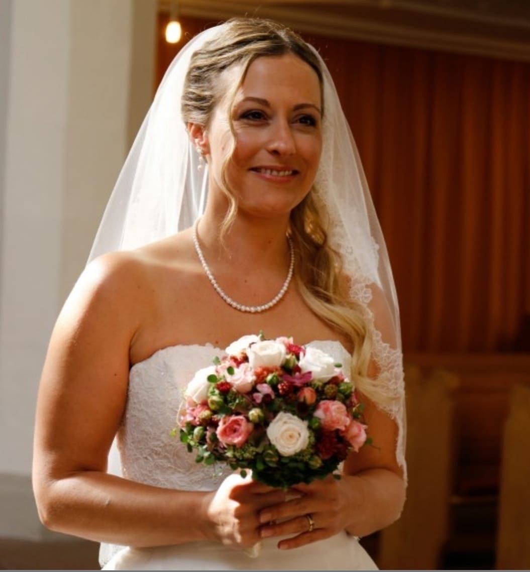 Frau mit Hochsteckfrisur