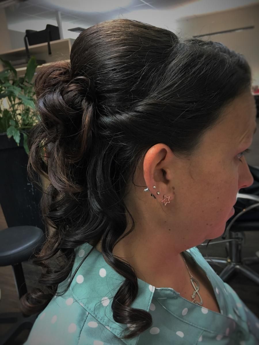 Frau mit Hochsteckfrisur