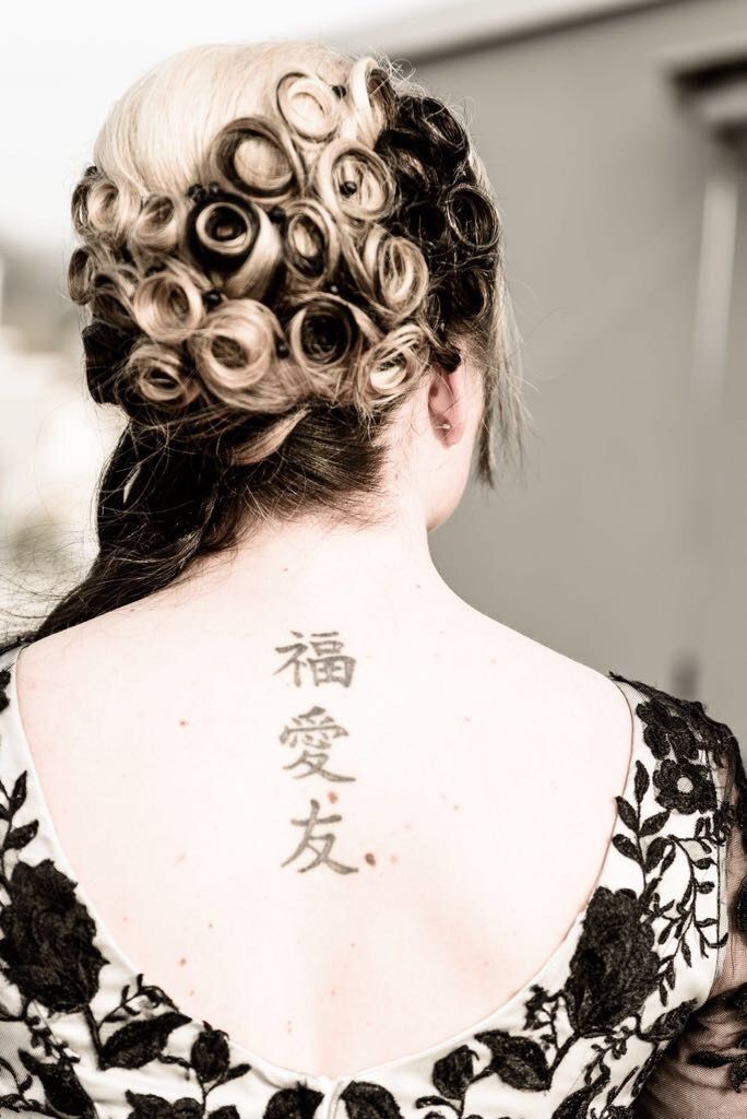 Frau mit Hochsteckfrisur