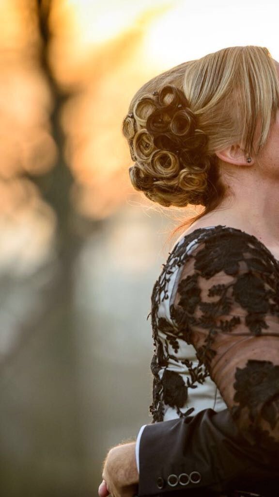 Frau mit Hochsteckfrisur