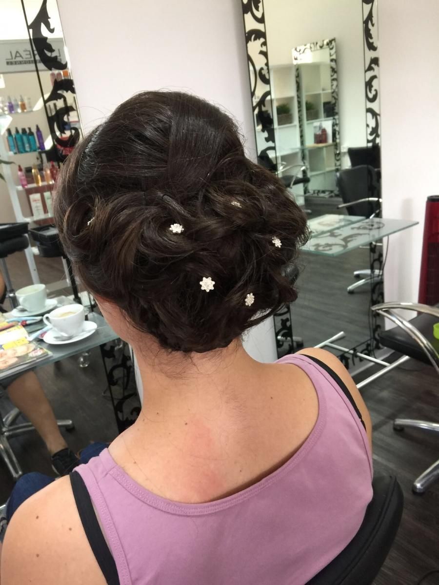 Frau mit Hochsteckfrisur