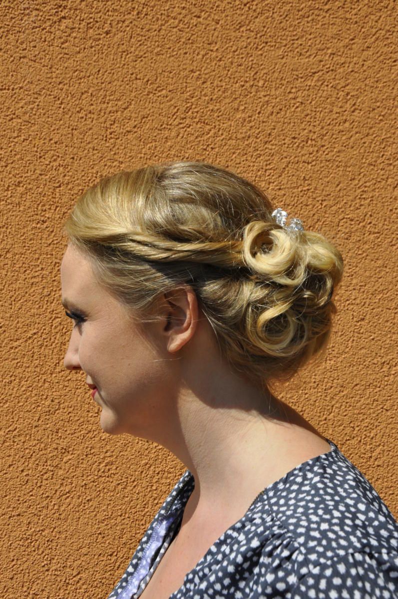 Frau mit Hochsteckfrisur