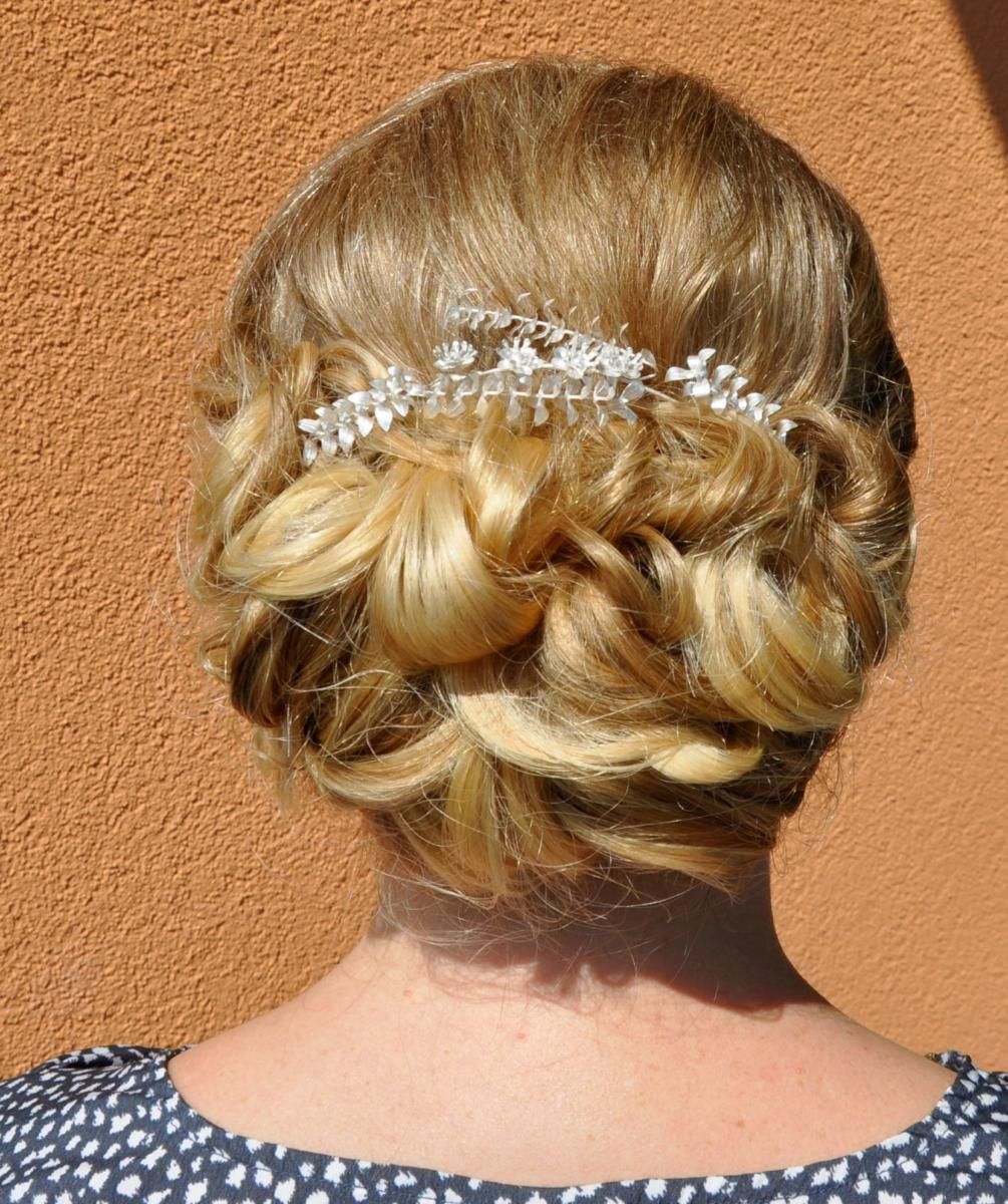 Frau mit Hochsteckfrisur