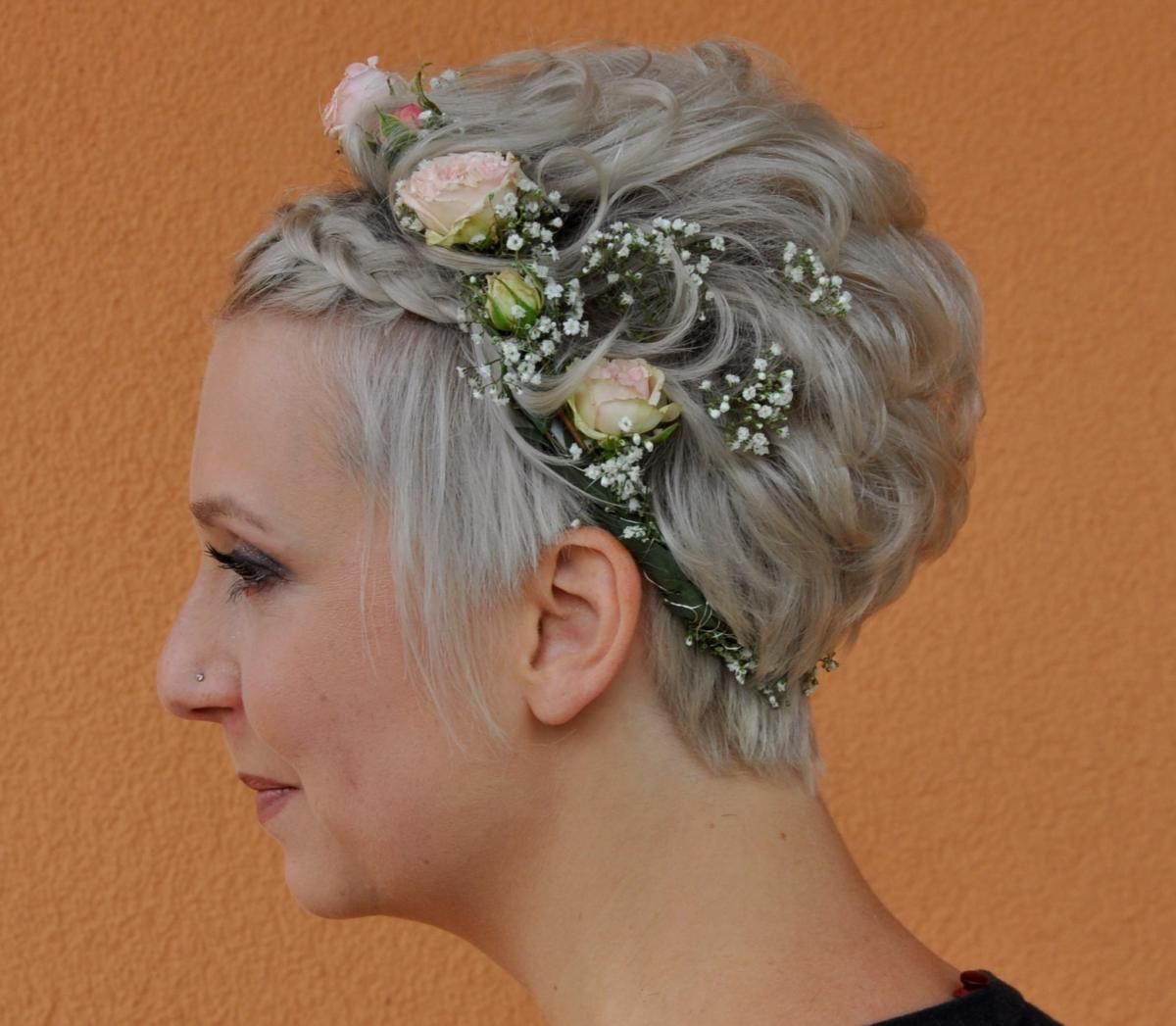 Frau mit Hochsteckfrisur