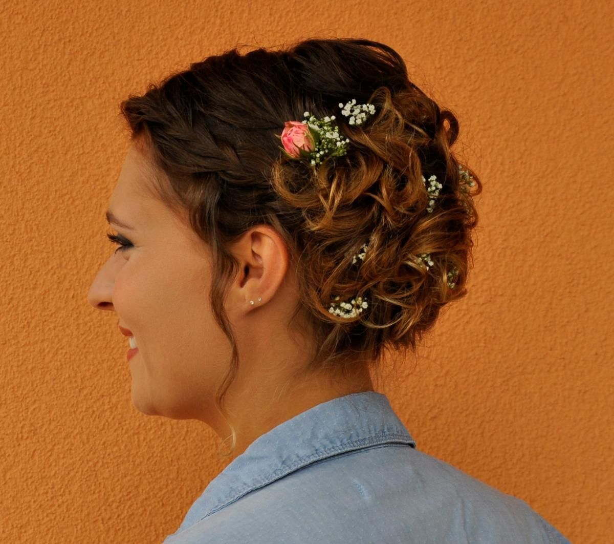 Frau mit Hochsteckfrisur