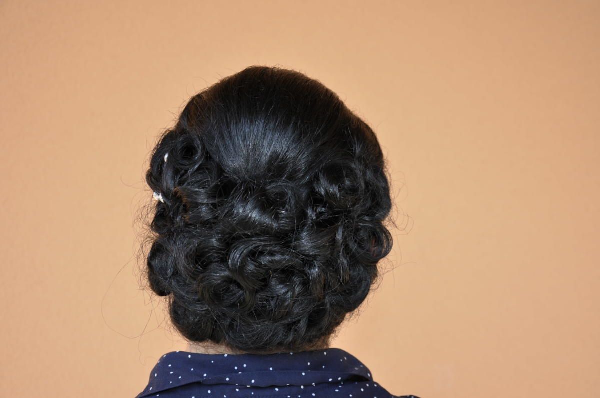 Frau mit Hochsteckfrisur