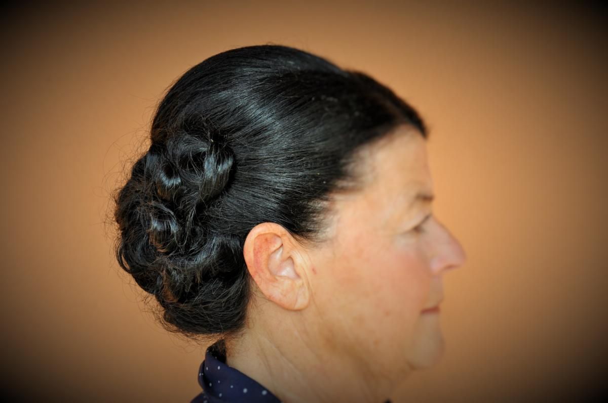 Frau mit Hochsteckfrisur