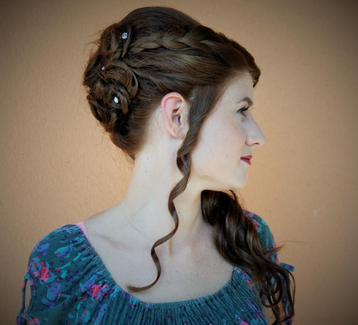 Frau mit Hochsteckfrisur