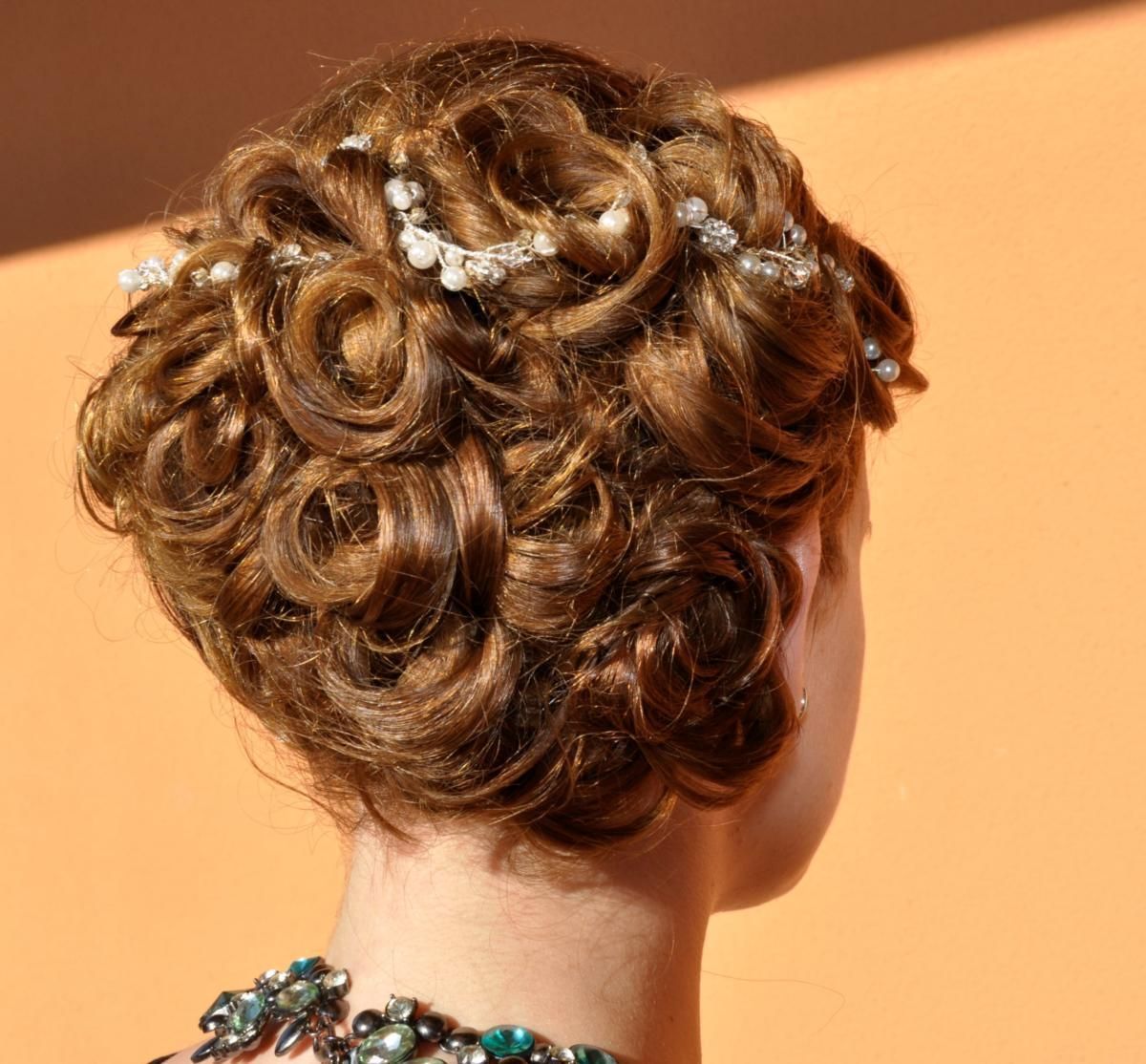 Frau mit Hochsteckfrisur