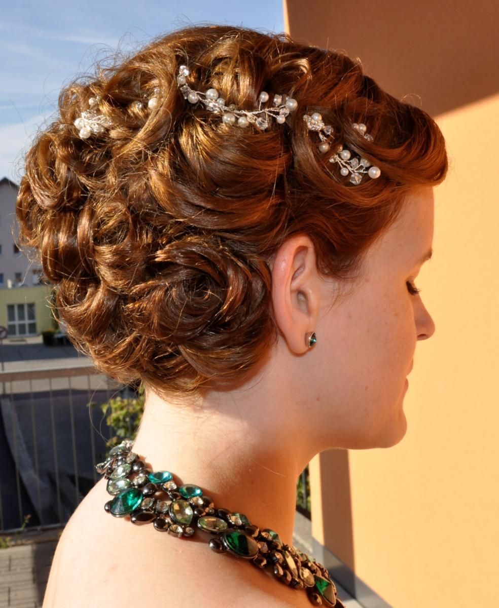 Frau mit Hochsteckfrisur