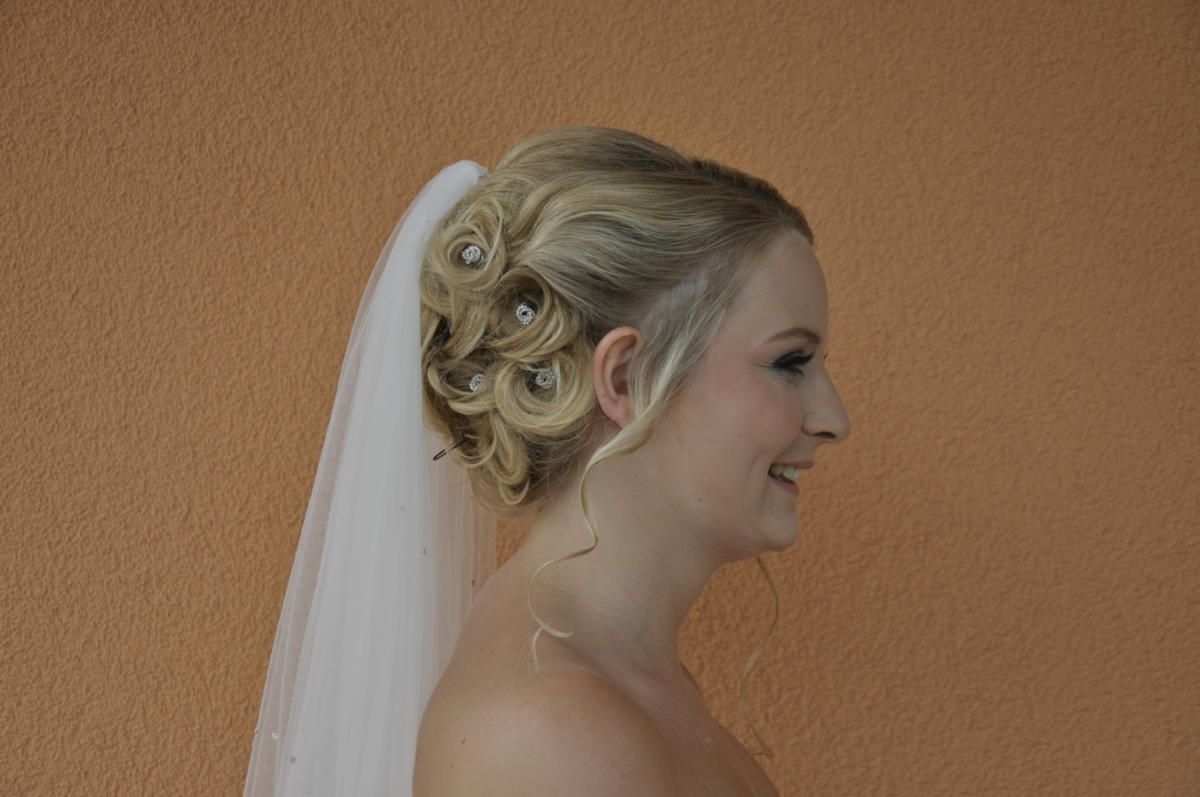 Frau mit Hochsteckfrisur