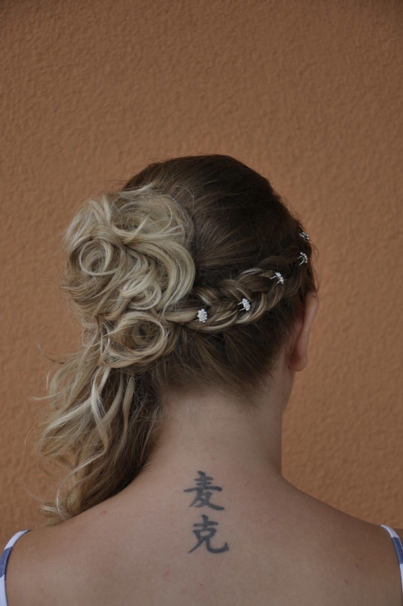 Frau mit Hochsteckfrisur