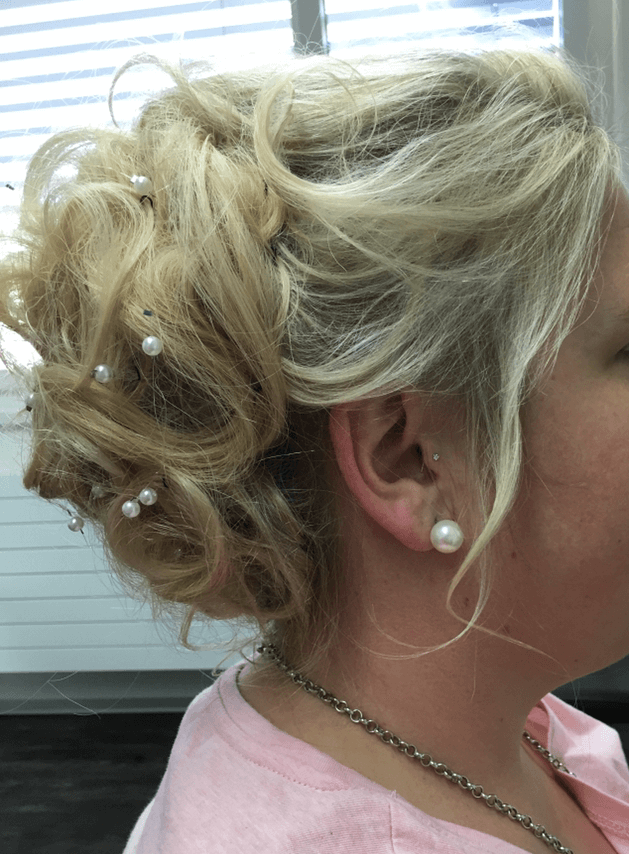 Frau mit Hochsteckfrisur