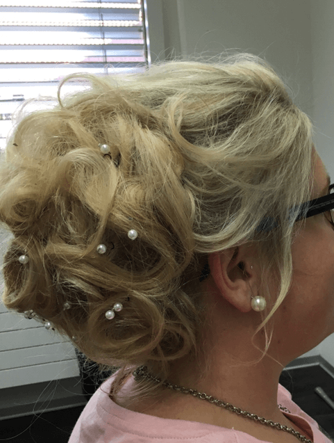 Frau mit Hochsteckfrisur