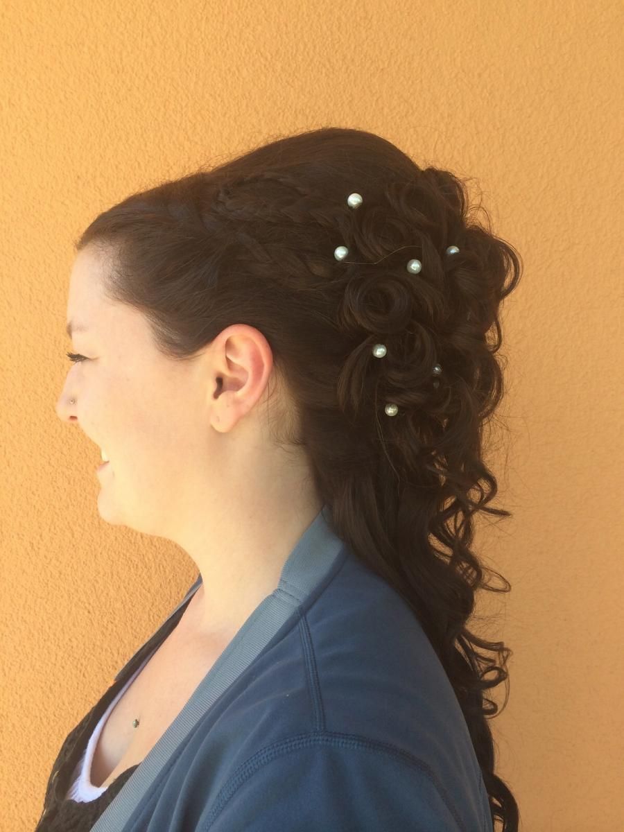 Frau mit Hochsteckfrisur