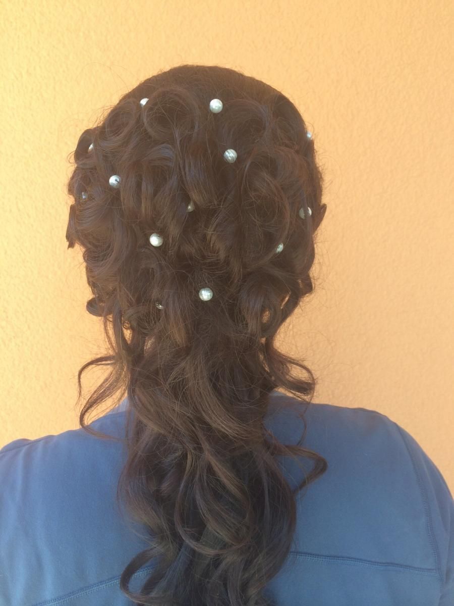 Frau mit Hochsteckfrisur