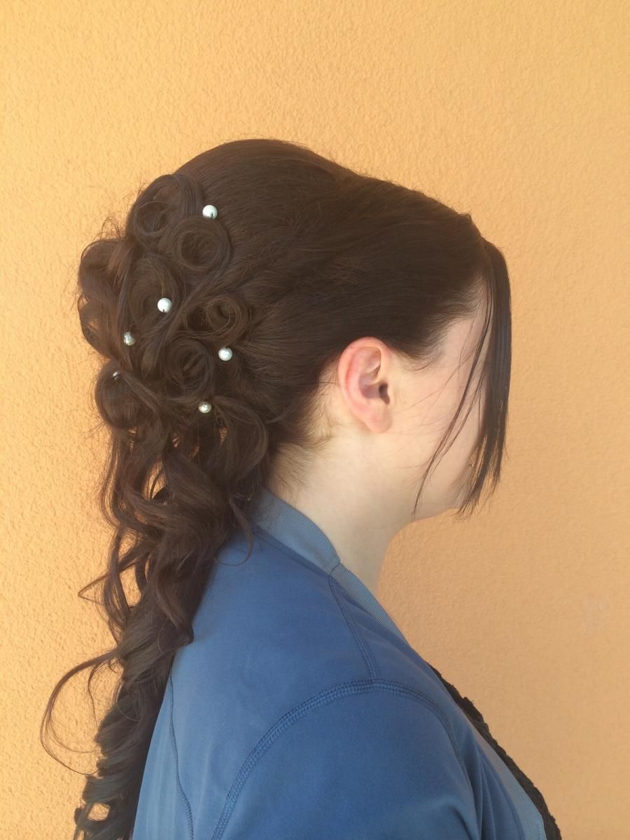 Frau mit Hochsteckfrisur