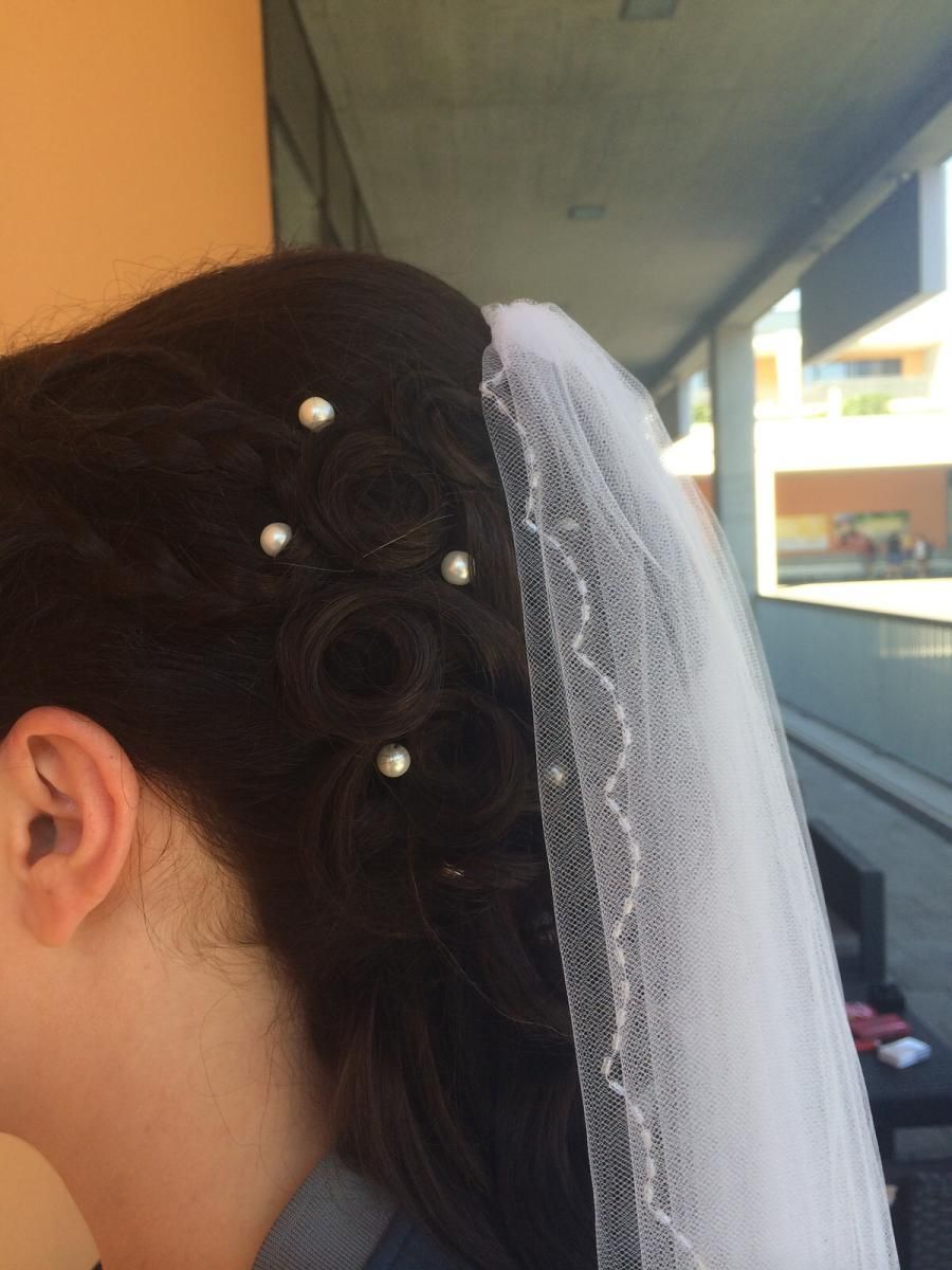 Frau mit Hochsteckfrisur