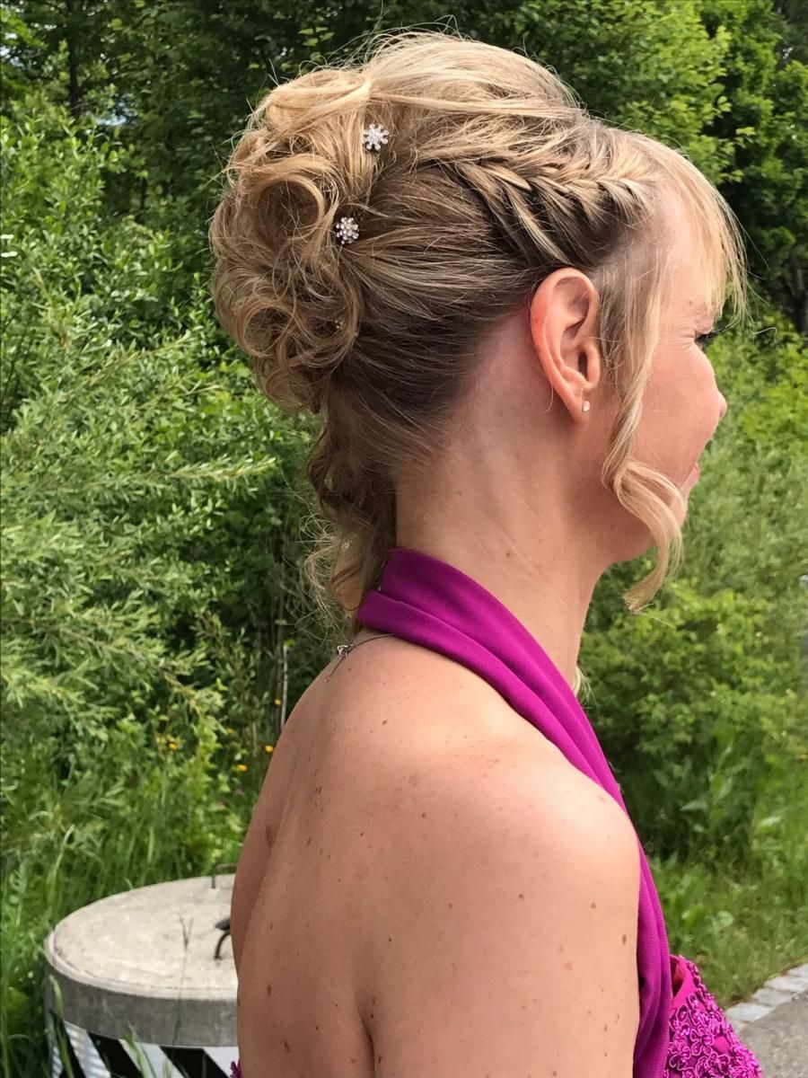 Frau mit Hochsteckfrisur