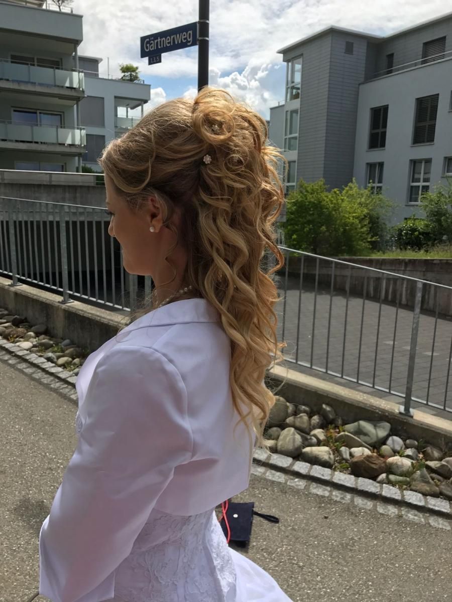 Frau mit Hochsteckfrisur