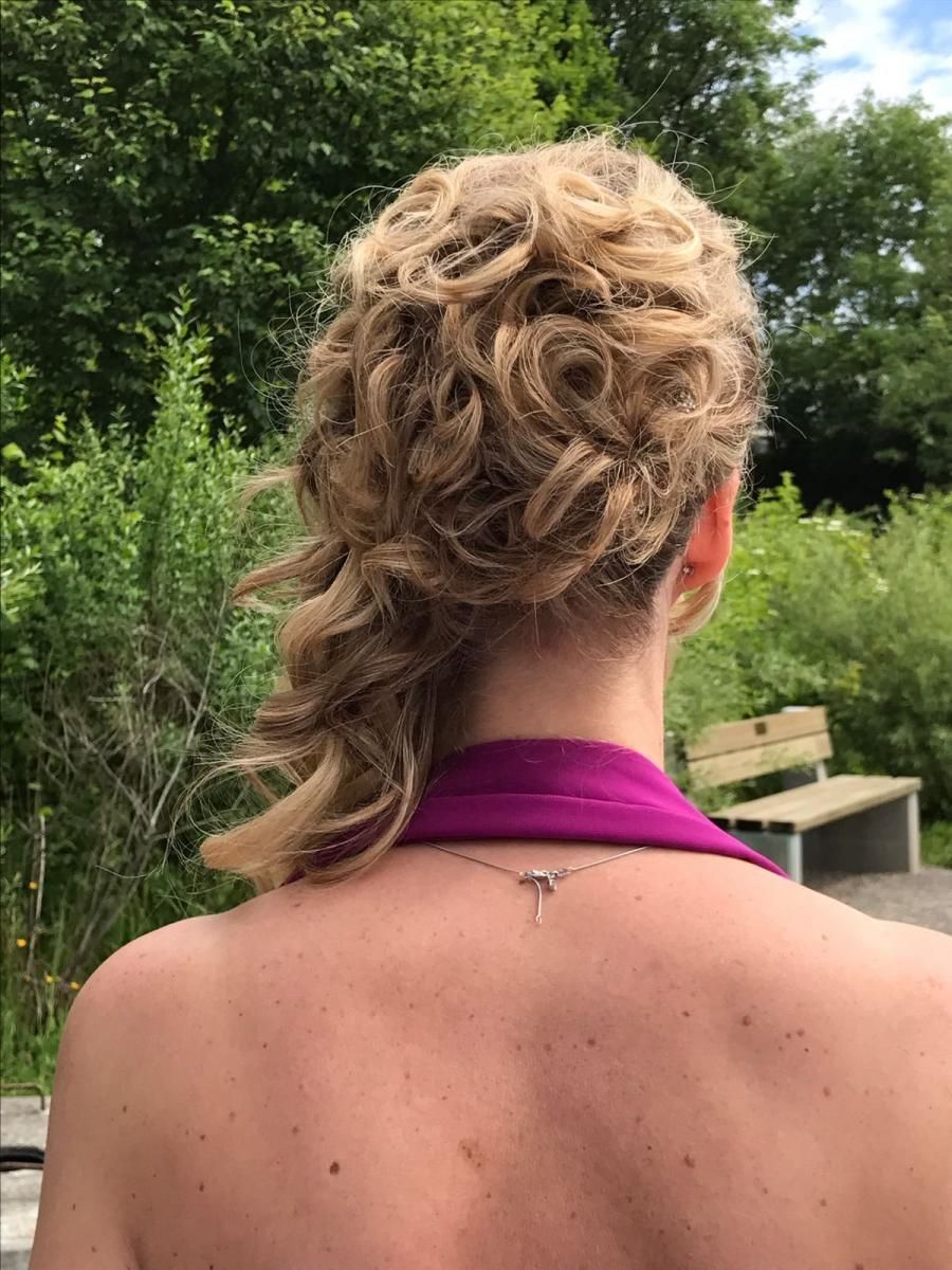 Frau mit Hochsteckfrisur