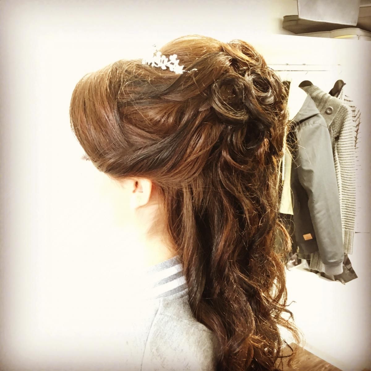 Frau mit Hochsteckfrisur