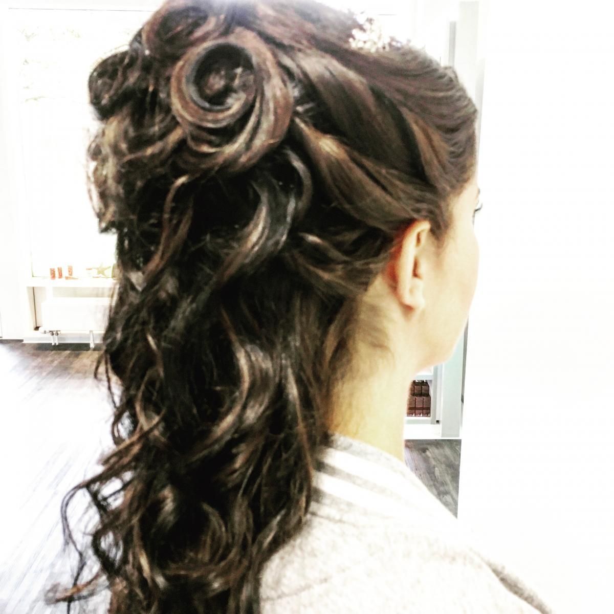 Frau mit Hochsteckfrisur