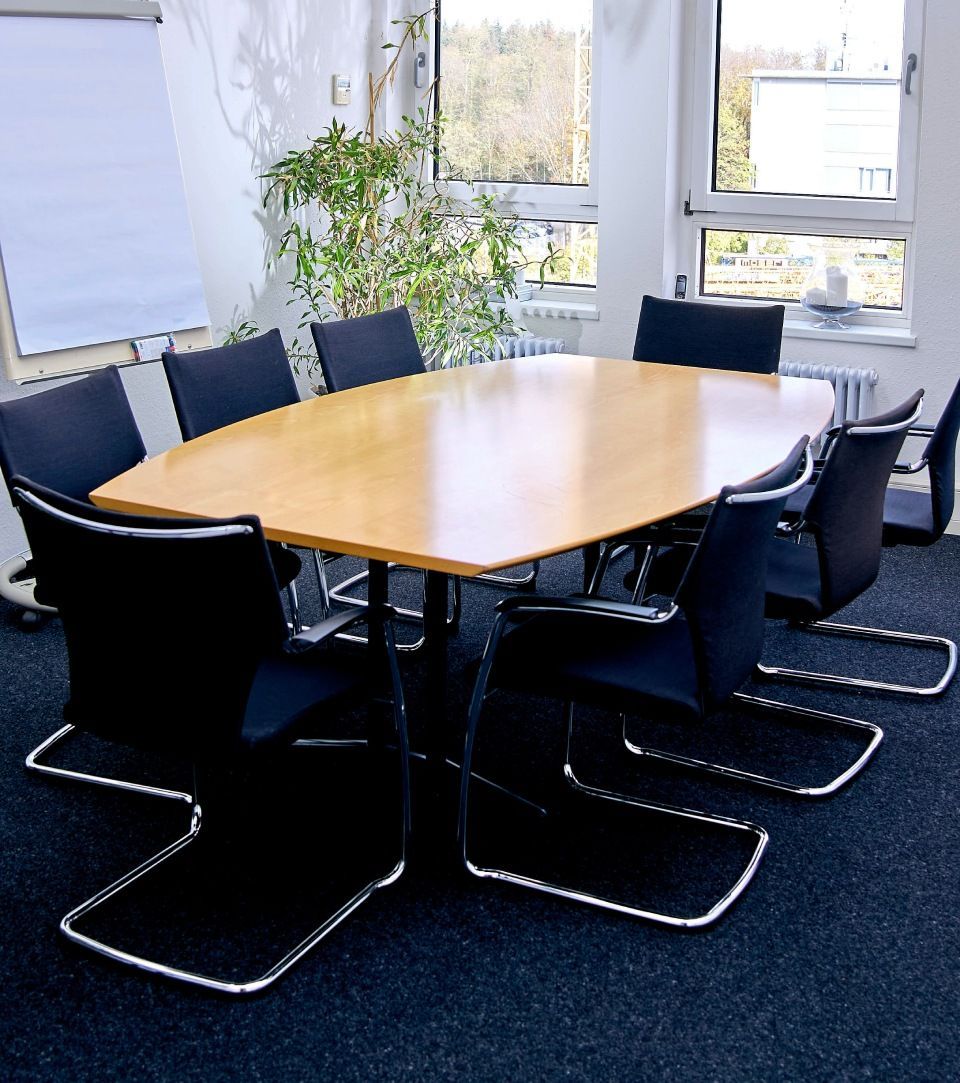 Bild Büroräumlichkeit mit Besprechungstisch und Stühlen
