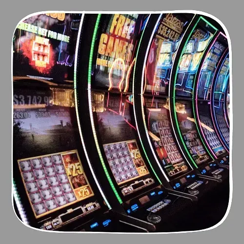 Una fila de máquinas tragamonedas en un casino con un cartel que dice juegos gratis