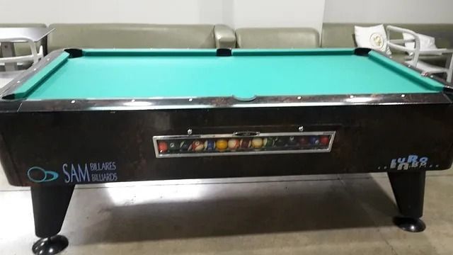 Una mesa de billar con la palabra san escrita en ella