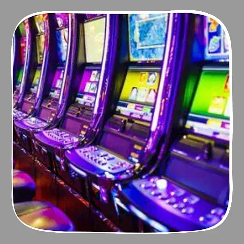 Una fila de máquinas tragamonedas de color púrpura en un casino.