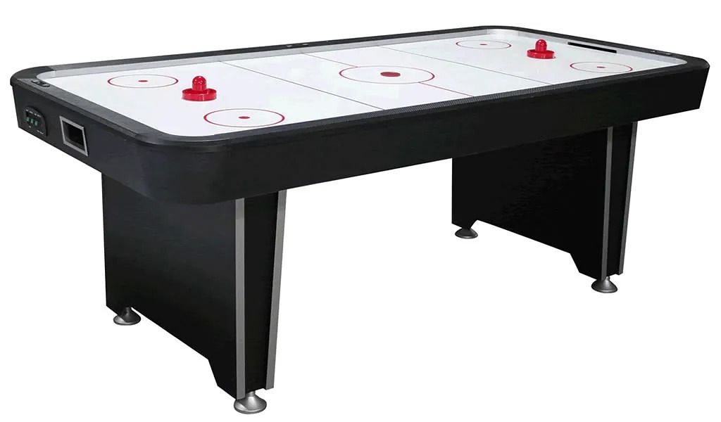 Una mesa de hockey de aire en blanco y negro sobre un fondo blanco.