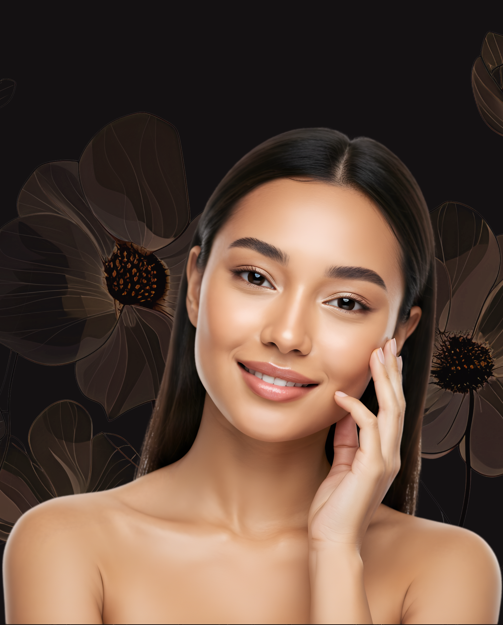 Femme souriante aux longs cheveux noirs, la main posée sur la joue, sur fond sombre à motifs floraux.