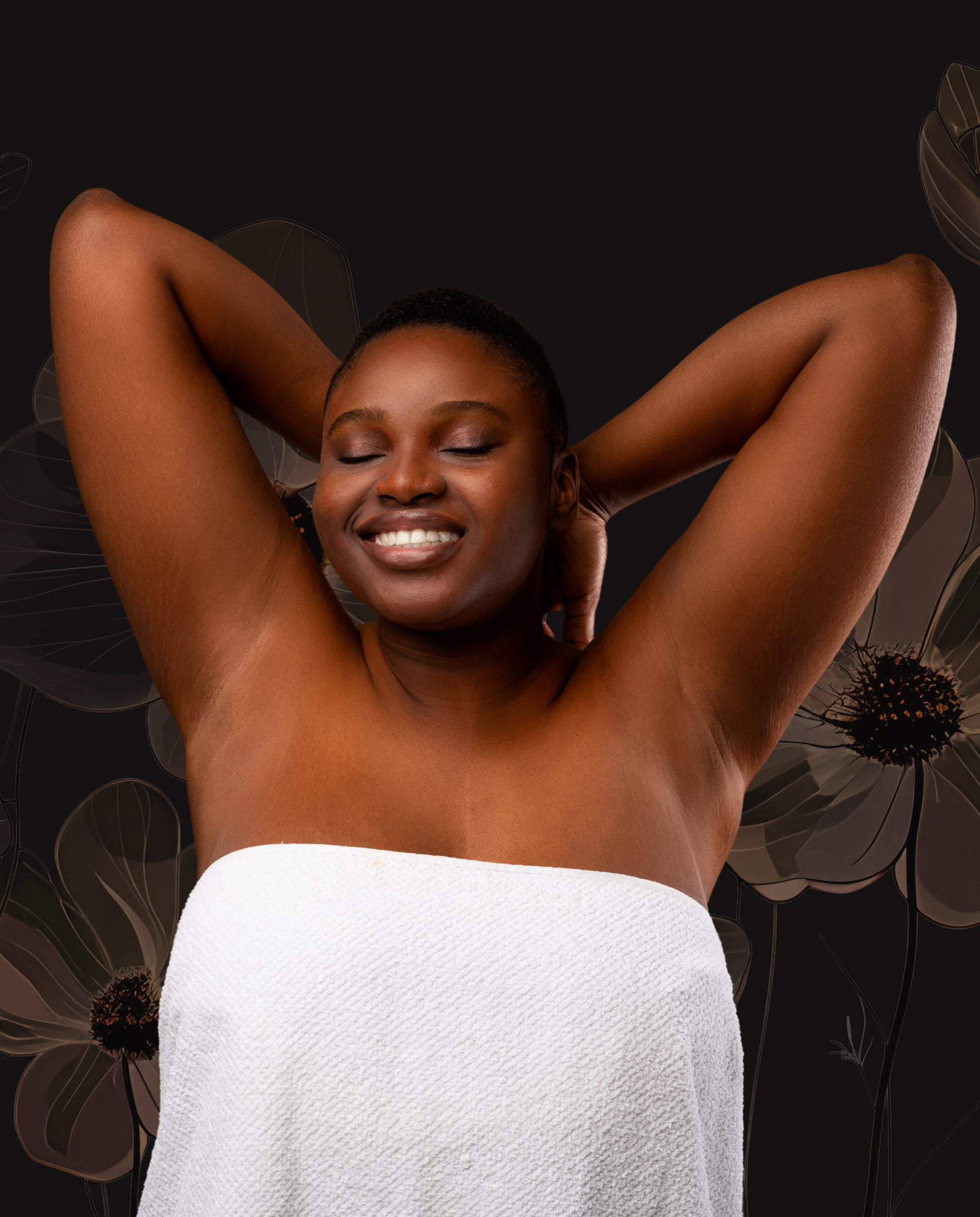 Femme souriante, les bras levés, enveloppée dans une serviette blanche sur fond floral sombre.