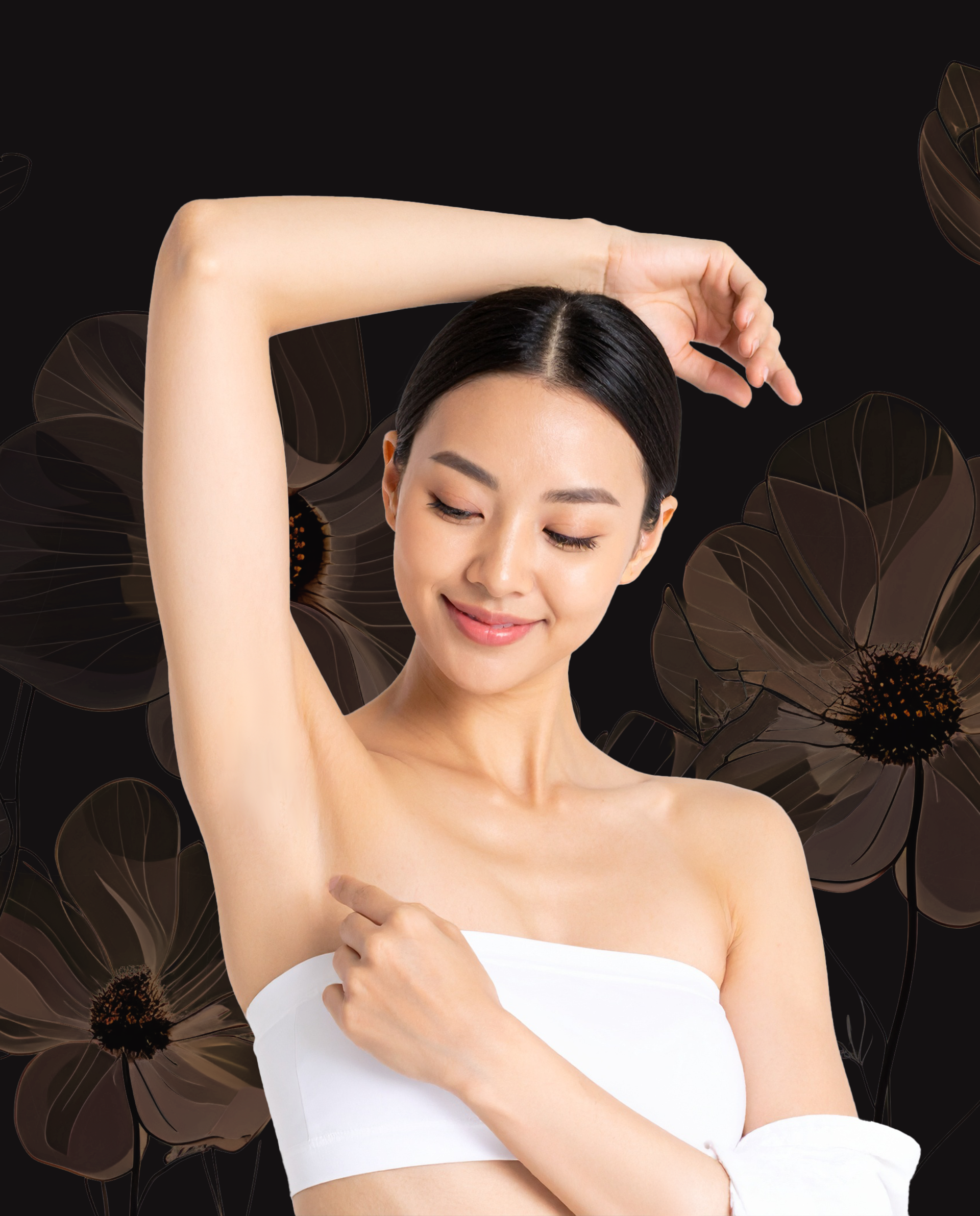 Femme souriante en serviette blanche, posant un bras levé sur un fond floral sombre.
