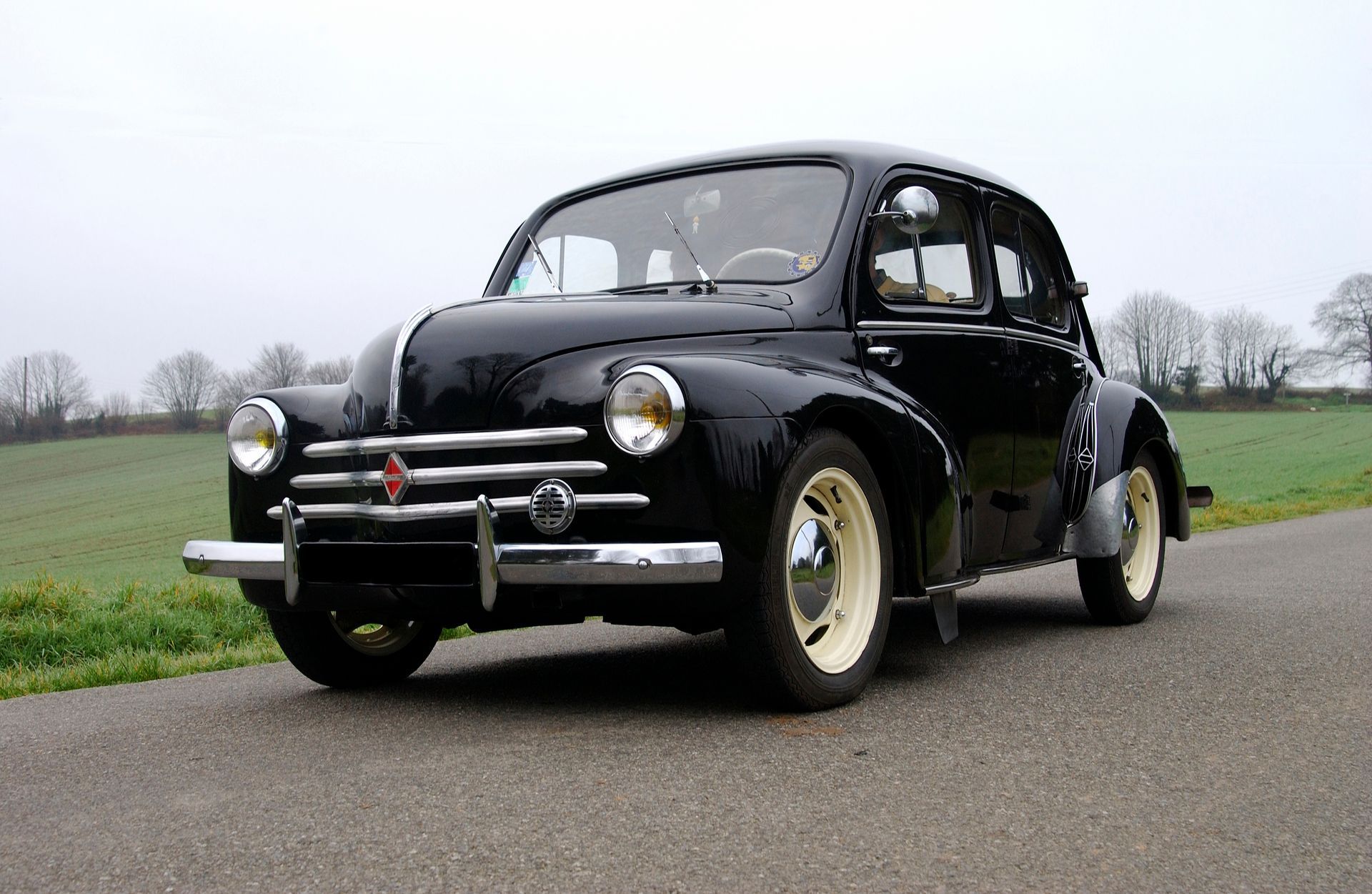 Vieille voiture noire rénovée