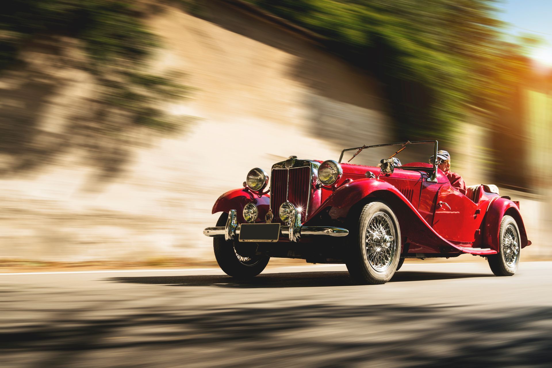 Ancienne voiture rouge avec effet de vitesse