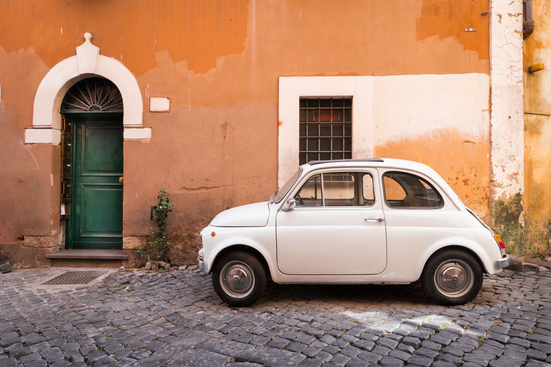 Fiat 500 devant une maison