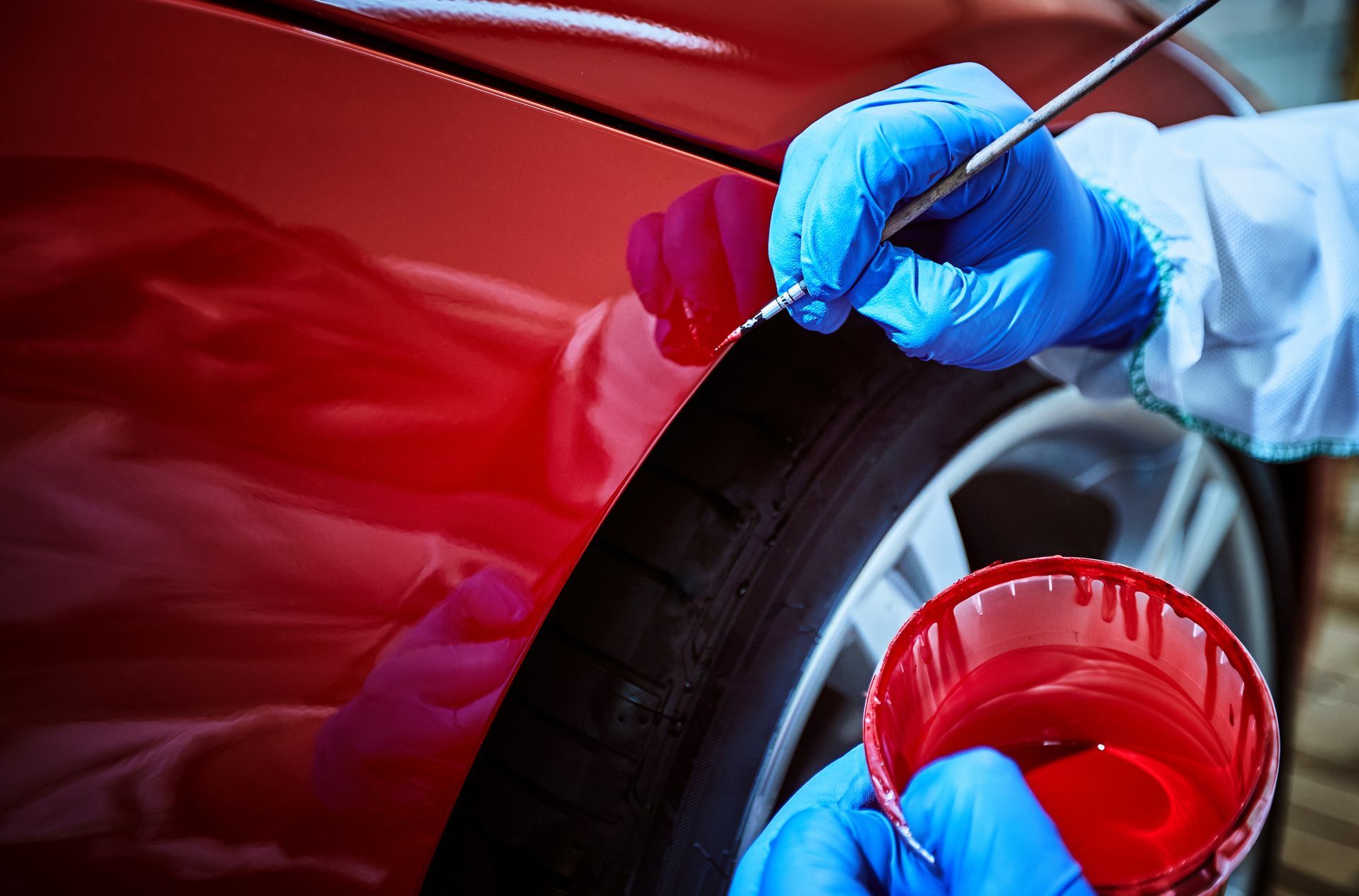 Peinture de voiture rouge au pinceau