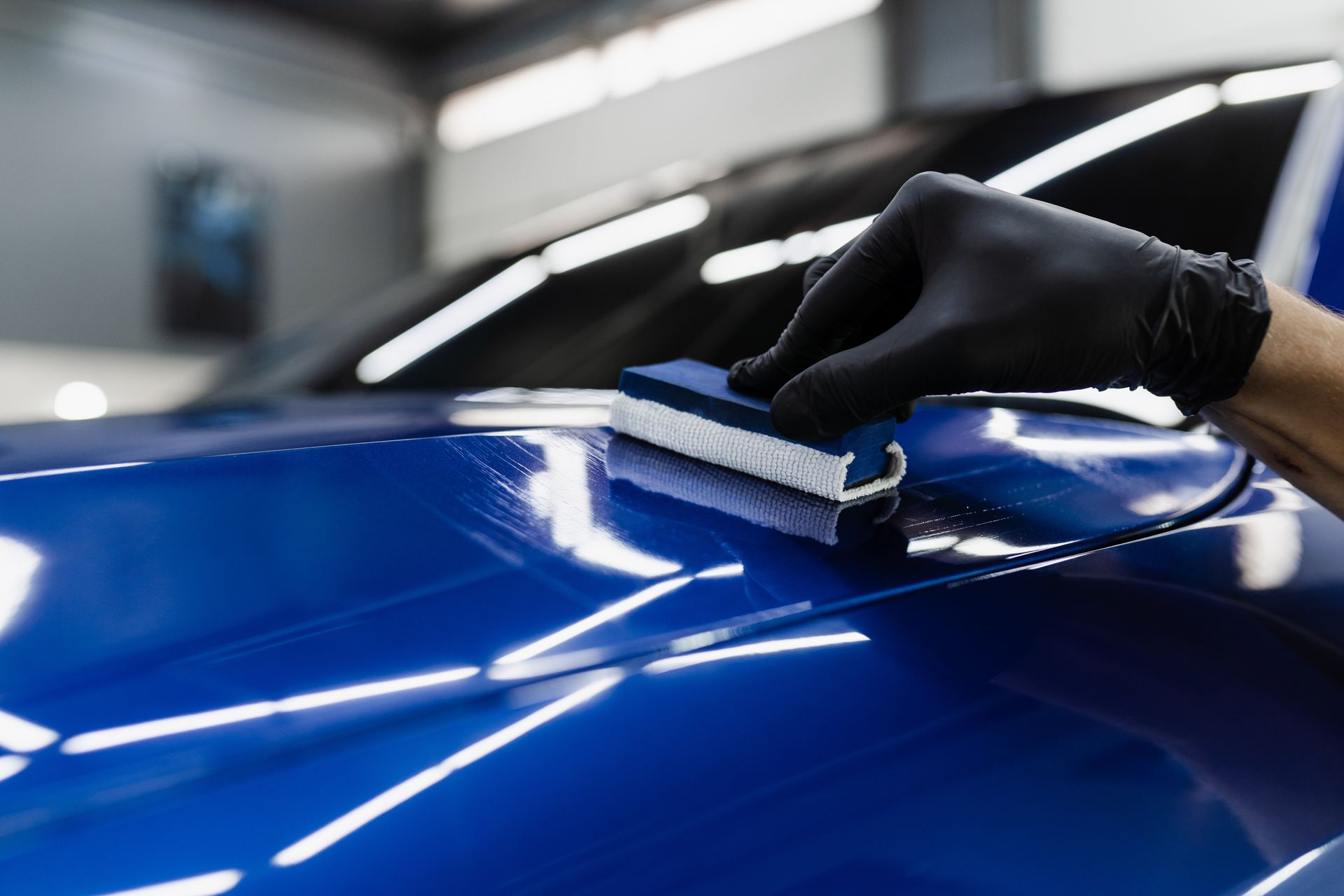 Retouche de peinture sur une voiture