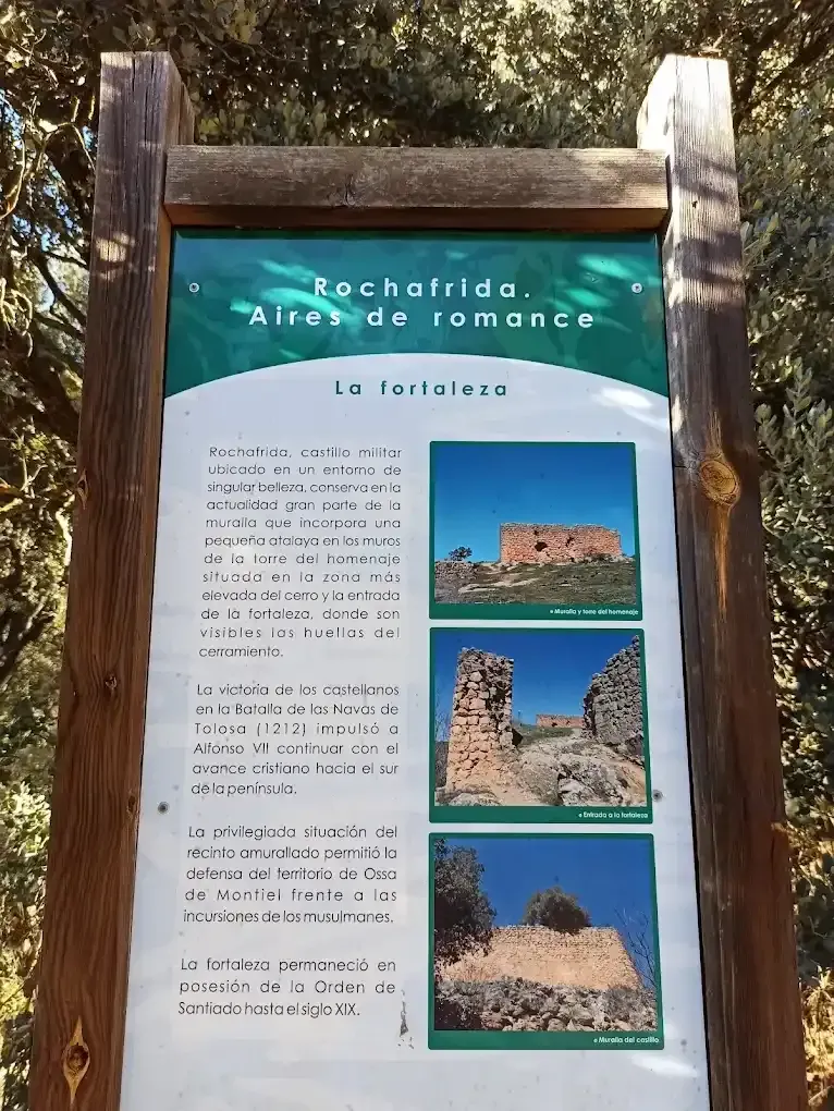 Cartel con texto y fotos de ruinas, probablemente históricas, en zona boscosa.