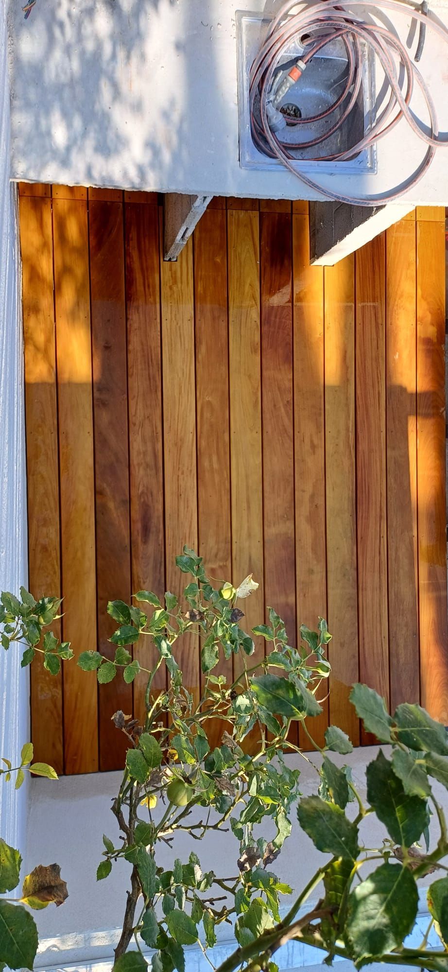 Petites terrasse derrière un bar.