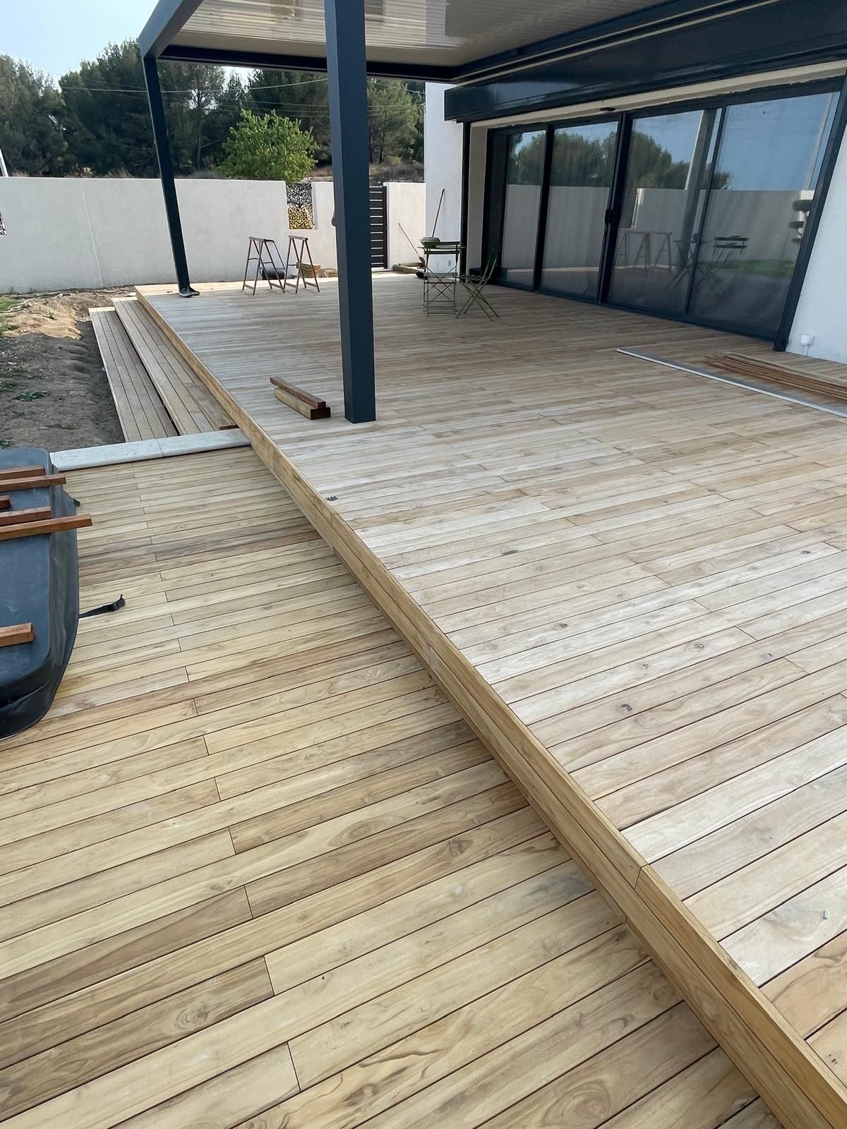Terrasse entre la maison, le jardin et la piscine. 
