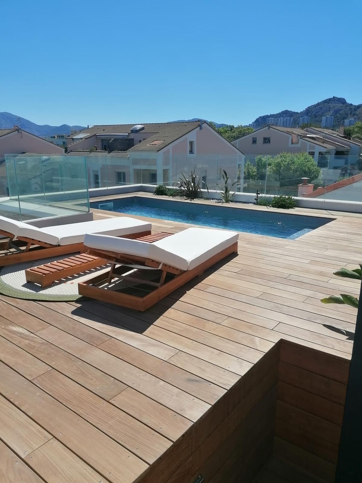 Terrasse pour la piscine d'un roof top.