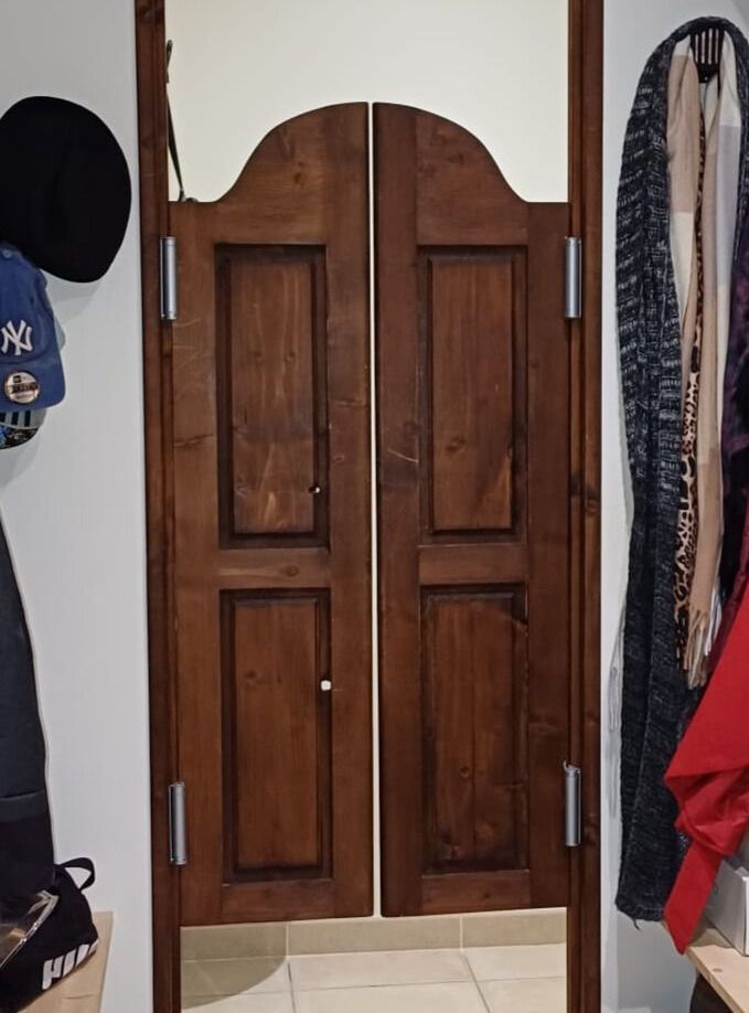 Porte "saloon" entre un vestiaire et une pissotière. 