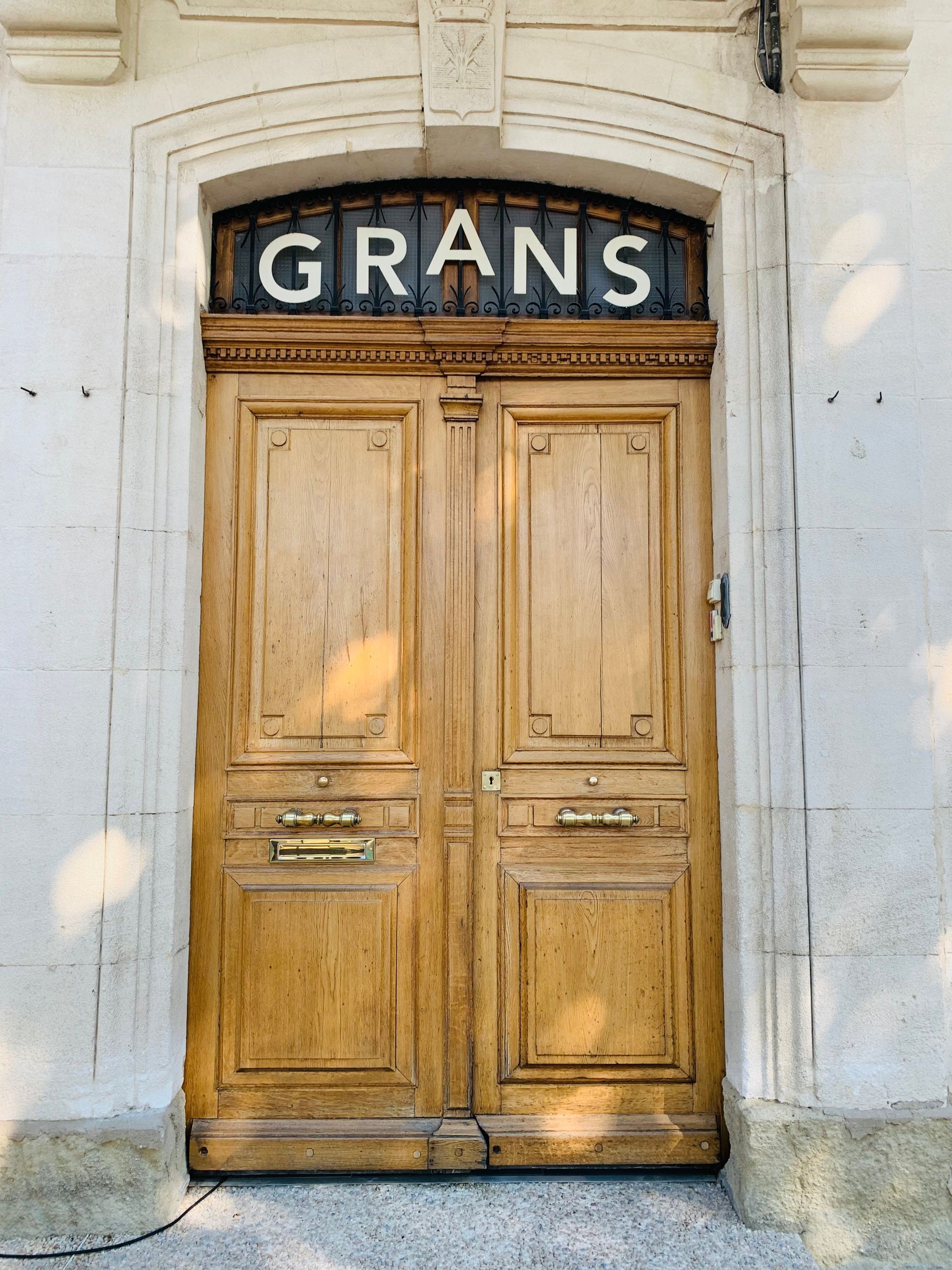 Porte principale de la mairie de Grans.